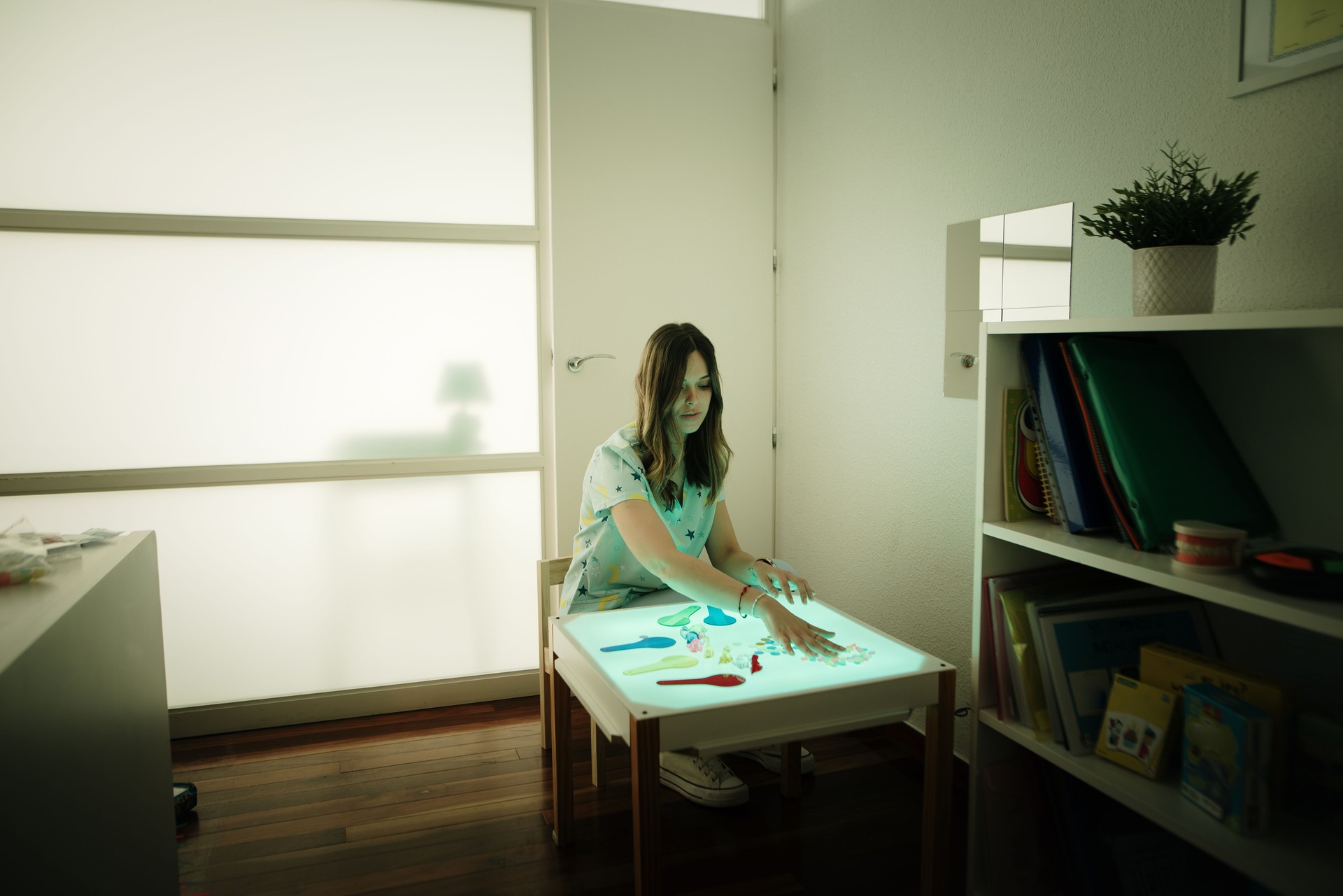Pediatric therapist with sensory board
